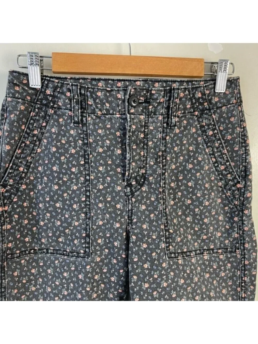 American Eagle high rise floral cargo grey pink pants size 0 Cottagecore Boho